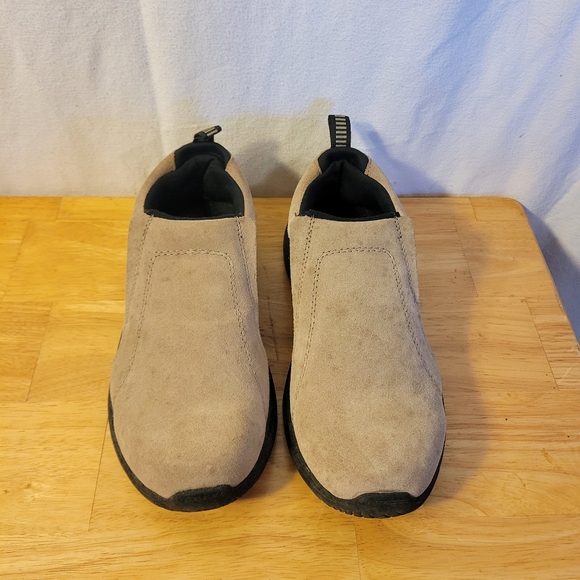 Womens Ozark Trail casual slip on shoes size 9. Item 1801 - Picture 2 of 5